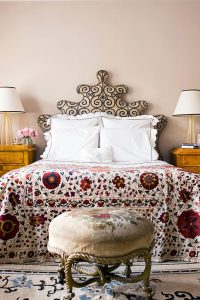 bedroom colours for small rooms